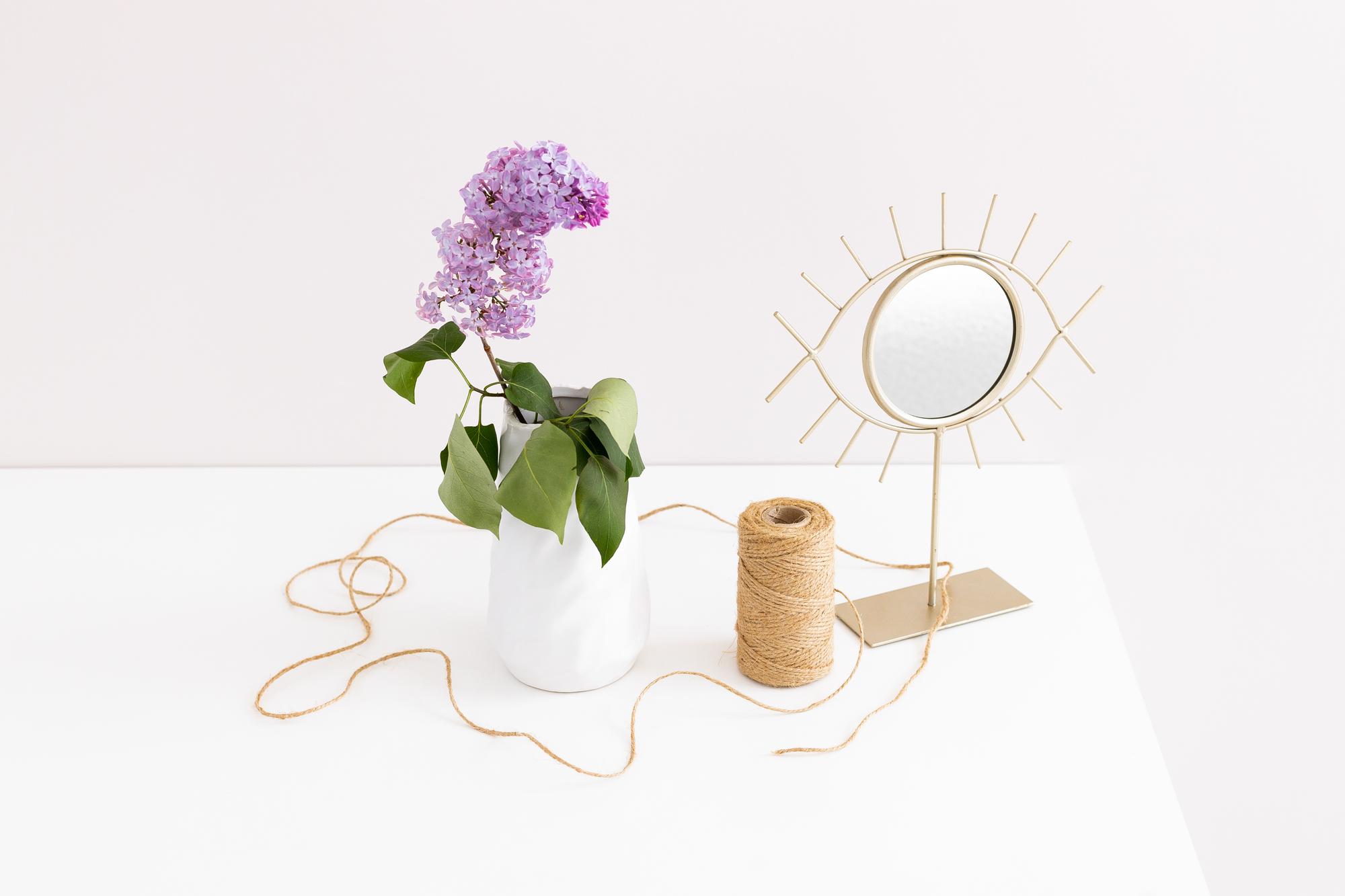 Angolo dello studio con telaio e filati